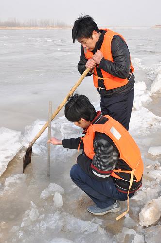 1月25日,防汛工作人員在山東省鄒平縣臺(tái)子段測(cè)量黃河結(jié)冰厚度。據(jù)山東省黃河防汛辦公室近日通報(bào),黃河山東段封河54段長(zhǎng)度已超300公里。山東鄒平縣黃河防汛工作人員實(shí)施晝夜監(jiān)視及每小時(shí)現(xiàn)場(chǎng)巡查等制度,密切關(guān)注凌情變化,確保黃河下游防凌安全。新華社發(fā)(董乃德 攝)