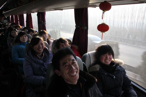 1月26日,平學(xué)民(前左)和女兒乘坐公司免費送員工回家的大巴車踏上返鄉(xiāng)路。 平學(xué)民是河北省邯鄲市館陶縣房寨鎮(zhèn)東孟良寨村人,目前與妻子、女兒一同在山東省濰坊市寒亭區(qū)一家食品公司工作。 1月26日一大早,他和女兒登上公司安排的免費大巴,回家過年。由于來自河北、河南的外來務(wù)工人員較多,這家公司近幾年都安排專車,免費送員工回家。這已經(jīng)是平學(xué)民第四次乘坐免費大巴回家過年。 經(jīng)過約4個小時路程,父女倆來到邯鄲市館陶縣房寨鎮(zhèn),在集市上采購了些年貨和禮品后,他們又坐上提前租好的三輪車向村里趕去。 下午14點30分左右,父女二人終于走到村口。遠處,一個10來歲的男孩迎了上來,這是平學(xué)民在老家生活的兒子,爺倆已經(jīng)有1年時間沒見面了。 歷時7個小時,跋涉400余公里,這就是平學(xué)民2011年春節(jié)的返鄉(xiāng)路。 新華社發(fā)(孫樹寶 攝)