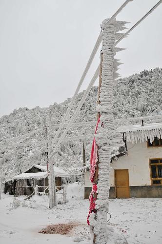 這是1月29日在云南彝良龍安鄉(xiāng)拍攝的被封凍的電線桿。自1月10日以來(lái),云南昭通市彝良縣低溫雨雪冰凍天氣持續(xù)不斷,全縣15個(gè)鄉(xiāng)鎮(zhèn)不同程度遭受冰雪災(zāi)害。截至1月28日,災(zāi)害已造成全縣15個(gè)鄉(xiāng)鎮(zhèn)26萬(wàn)人受災(zāi),直接經(jīng)濟(jì)損失約2.16億元。新華社發(fā)(彭洪 攝)