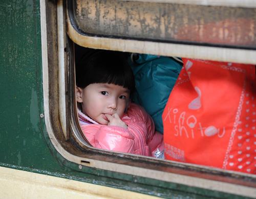 1月31日,一名小旅客在火車上等待列車啟動(dòng)。臨近春節(jié),合肥火車站迎來節(jié)前客流高峰,預(yù)計(jì)1月31日發(fā)送旅客將突破8萬人次。目前,合肥火車站已啟用全部臨時(shí)售票窗口,使售票窗口達(dá)到171個(gè),同時(shí)加強(qiáng)安全檢查和旅客引導(dǎo)等措施,確保春運(yùn)安全。新華社記者 劉軍喜 攝