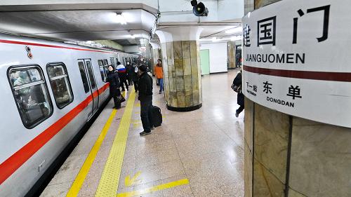 2月9日早高峰期間,地鐵1號線建國門換乘站,站臺上等車的乘客數(shù)量明顯下降。當(dāng)日是春節(jié)后上班第一天,北京市恢復(fù)車輛按尾號限行措施。據(jù)交管部門分析,本市的交通流量將迅速回升,但由于部分人員還未返京,交通流量恢復(fù)到平日水平基本要等到正月十五以后。8時(shí)55分,北京市交管局網(wǎng)站實(shí)時(shí)路況信息顯示,市區(qū)整體交通運(yùn)行良好,城區(qū)環(huán)路、各主要大街以及交通場站周邊道路車輛行駛基本正常。新華社記者 張宇 攝