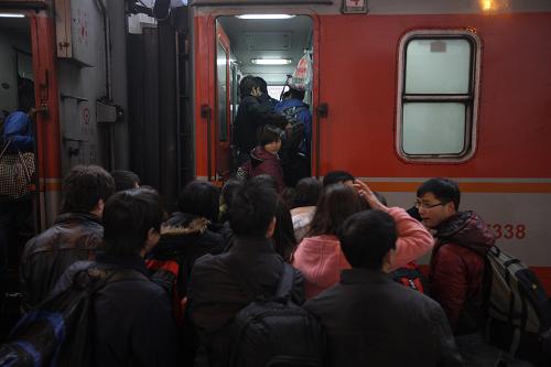 2月9日,旅客在四川達(dá)州車站乘車。2月8日,全國(guó)鐵路發(fā)送旅客687.7萬人次,同比增長(zhǎng)8.6%,創(chuàng)鐵路春運(yùn)單日旅客發(fā)送量的歷史新高。預(yù)計(jì)2月9日鐵路客流仍然處于高峰,到達(dá)北京、上海、廣州等中心城市的旅客較多。新華社記者 邢廣利 攝