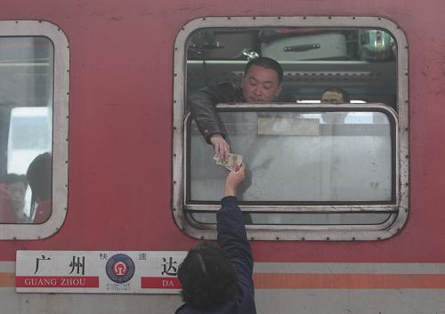 2月9日,在四川達(dá)州車站,一名乘坐達(dá)州開往廣州列車的乘客在購(gòu)買商品。2月8日,全國(guó)鐵路發(fā)送旅客687.7萬人次,同比增長(zhǎng)8.6%,創(chuàng)鐵路春運(yùn)單日旅客發(fā)送量的歷史新高。預(yù)計(jì)2月9日鐵路客流仍然處于高峰,到達(dá)北京、上海、廣州等中心城市的旅客較多。新華社記者 邢廣利 攝
