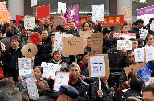 2月14日,在浙江義烏勞動(dòng)力市場(chǎng),眾多企業(yè)招聘人員舉牌招工。元宵節(jié)前,記者在浙江多地采訪時(shí)了解到,盡管許多企業(yè)普遍放寬了招工條件、提高了用工薪酬,甚至承諾為員工增加福利,但是“用工荒”現(xiàn)象依然明顯。浙江是制造業(yè)大省,也是用工大省。目前眾多企業(yè)因“招工難”而開(kāi)工不足,不得不為“招兵買(mǎi)馬”而使盡渾身解數(shù);許多外來(lái)務(wù)工人員選擇就業(yè)單位時(shí),也越來(lái)越多地關(guān)注勞動(dòng)環(huán)境、企業(yè)文化和個(gè)人的發(fā)展等“軟待遇”。新華社記者 鞠煥宗 攝