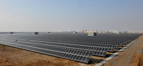 這是2月15日拍攝的山東東營太陽能光伏發(fā)電站太陽能發(fā)電板列陣。 被列入“金太陽示范工程”的中國光伏集團(tuán)東營7兆瓦太陽能光伏并網(wǎng)發(fā)電站項目,自2010年12月29日并網(wǎng)發(fā)電以來,已累計發(fā)電124萬千瓦時,日均發(fā)電2.6萬千瓦時。該項目設(shè)計年均可向電網(wǎng)輸送948萬千瓦時的清潔電能,對于壯大東營市太陽能產(chǎn)業(yè)規(guī)模,延伸太陽能利用產(chǎn)業(yè)鏈條,強(qiáng)化產(chǎn)業(yè)集聚,具有較大的推動作用。新華社發(fā)(劉文忠 攝)