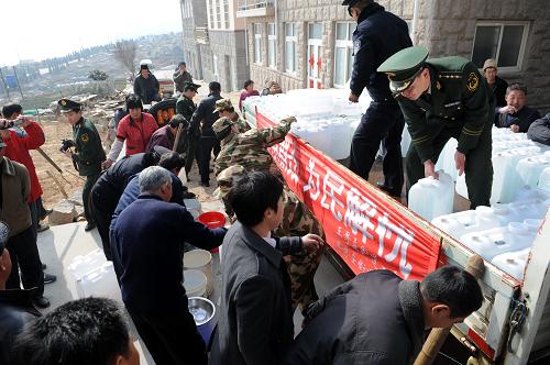 2月17日,嶗山長嶺社區(qū)居民在取水點取水。持續(xù)旱情致使青島嶗山山區(qū)居民用水告急。2011年1月27日以來,當(dāng)?shù)卣凸策叿赖炔块T急群眾所急,成立了多支抗旱應(yīng)急送水分隊,為轄區(qū)4個社區(qū)1699戶每天供水25公斤,以保障人民群眾生活用水需求。目前,當(dāng)?shù)卣€通過組織勘探打井、鋪設(shè)管線、制定節(jié)水方案等措施積極抗旱自救。新華社記者 李紫恒 攝