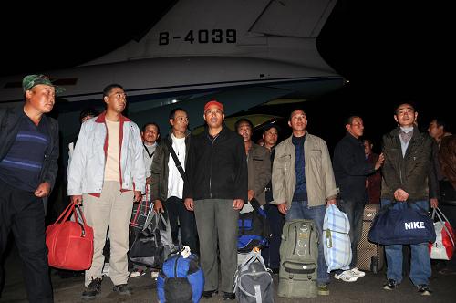 3月2日凌晨,在蘇丹首都喀土穆,中國空軍一架運輸機從利比亞接運的中國人員抵達喀土穆國際機場。當(dāng)日,中國空軍運輸機從利比亞接運出首批共250名中國人員。經(jīng)中央軍委批準(zhǔn),中國空軍派出4架伊爾-76運輸機飛赴利比亞執(zhí)行接運中國在利比亞人員的任務(wù)。新華社發(fā)(穆罕默德·巴比克爾 攝)