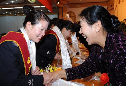 3月8日,獲表彰的優(yōu)秀女干警(左)領(lǐng)獎(jiǎng)。當(dāng)日是“三八”國(guó)際勞動(dòng)?jì)D女節(jié),西藏自治區(qū)黨委政法委、自治區(qū)文明辦、自治區(qū)婦聯(lián)決定,授予50名同志全區(qū)優(yōu)秀女干警稱號(hào);授予10名同志十佳女干警稱號(hào);授予10名同志十佳警嫂稱號(hào)。新華社記者 覺果 攝