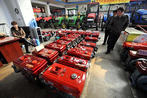 3月9日,兩位農(nóng)民在太原山西省農(nóng)機(jī)總公司挑選農(nóng)機(jī)具。春耕時(shí)節(jié)來(lái)臨,山西農(nóng)民抓緊時(shí)節(jié)選購(gòu)農(nóng)機(jī)具,為春耕生產(chǎn)做準(zhǔn)備。新華社記者 詹彥 攝
