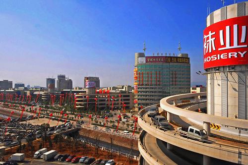 義烏國際商貿(mào)城二期市場(2008年10月21日攝)。記者從浙江省政府獲悉,國務(wù)院近日正式批復(fù)《浙江省義烏市國際貿(mào)易綜合改革試點(diǎn)總體方案》,這是全國首個由國務(wù)院批準(zhǔn)的縣級市綜合改革試點(diǎn)。根據(jù)方案,義烏將承擔(dān)起探索建立新型貿(mào)易方式、優(yōu)化出口商品結(jié)構(gòu)、探索現(xiàn)代流通新方式和應(yīng)對國際貿(mào)易摩擦和壁壘等9方面的主要試點(diǎn)任務(wù)。方案確定的義烏試點(diǎn)發(fā)展目標(biāo)是,到2015年,基本形成有利于科學(xué)發(fā)展的新型貿(mào)易體制框架;到2020年,率先實(shí)現(xiàn)貿(mào)易發(fā)展方式轉(zhuǎn)變,使義烏成為轉(zhuǎn)變外貿(mào)發(fā)展方式示范區(qū)、帶動產(chǎn)業(yè)轉(zhuǎn)型升級的重要基地、世界領(lǐng)先的國際小商品貿(mào)易中心和國際商貿(mào)名城。據(jù)了解,前來義烏采購的境外客商每年逾40萬人次,在義烏設(shè)立的境外企業(yè)代表采購的境外客商逾40萬人次,常住義烏的境外客商達(dá)1.3萬名,全年出口商品55萬以上標(biāo)箱,輻射到200多個國家和地區(qū)。全國20多萬家中小企業(yè)為義烏市場直接供貨,帶動產(chǎn)業(yè)工人就業(yè)超過1000萬。新華社記者 譚進(jìn) 攝