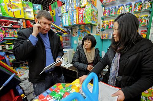 一位外商(左一)在義烏國際商貿(mào)城采購兒童益智玩具(1月15日攝)。記者從浙江省政府獲悉,國務(wù)院近日正式批復(fù)《浙江省義烏市國際貿(mào)易綜合改革試點(diǎn)總體方案》,這是全國首個由國務(wù)院批準(zhǔn)的縣級市綜合改革試點(diǎn)。根據(jù)方案,義烏將承擔(dān)起探索建立新型貿(mào)易方式、優(yōu)化出口商品結(jié)構(gòu)、探索現(xiàn)代流通新方式和應(yīng)對國際貿(mào)易摩擦和壁壘等9方面的主要試點(diǎn)任務(wù)。方案確定的義烏試點(diǎn)發(fā)展目標(biāo)是,到2015年,基本形成有利于科學(xué)發(fā)展的新型貿(mào)易體制框架;到2020年,率先實(shí)現(xiàn)貿(mào)易發(fā)展方式轉(zhuǎn)變,使義烏成為轉(zhuǎn)變外貿(mào)發(fā)展方式示范區(qū)、帶動產(chǎn)業(yè)轉(zhuǎn)型升級的重要基地、世界領(lǐng)先的國際小商品貿(mào)易中心和國際商貿(mào)名城。據(jù)了解,前來義烏采購的境外客商每年逾40萬人次,在義烏設(shè)立的境外企業(yè)代表采購的境外客商逾40萬人次,常住義烏的境外客商達(dá)1.3萬名,全年出口商品55萬以上標(biāo)箱,輻射到200多個國家和地區(qū)。全國20多萬家中小企業(yè)為義烏市場直接供貨,帶動產(chǎn)業(yè)工人就業(yè)超過1000萬。新華社記者 譚進(jìn) 攝