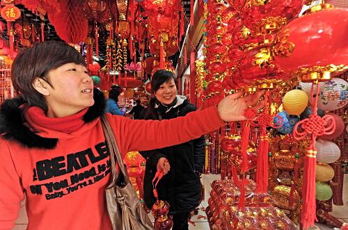 一位客商在義烏國際商貿(mào)城選購水晶燈籠(1月16日攝)。記者從浙江省政府獲悉,國務(wù)院近日正式批復(fù)《浙江省義烏市國際貿(mào)易綜合改革試點(diǎn)總體方案》,這是全國首個由國務(wù)院批準(zhǔn)的縣級市綜合改革試點(diǎn)。根據(jù)方案,義烏將承擔(dān)起探索建立新型貿(mào)易方式、優(yōu)化出口商品結(jié)構(gòu)、探索現(xiàn)代流通新方式和應(yīng)對國際貿(mào)易摩擦和壁壘等9方面的主要試點(diǎn)任務(wù)。方案確定的義烏試點(diǎn)發(fā)展目標(biāo)是,到2015年,基本形成有利于科學(xué)發(fā)展的新型貿(mào)易體制框架;到2020年,率先實(shí)現(xiàn)貿(mào)易發(fā)展方式轉(zhuǎn)變,使義烏成為轉(zhuǎn)變外貿(mào)發(fā)展方式示范區(qū)、帶動產(chǎn)業(yè)轉(zhuǎn)型升級的重要基地、世界領(lǐng)先的國際小商品貿(mào)易中心和國際商貿(mào)名城。據(jù)了解,前來義烏采購的境外客商每年逾40萬人次,在義烏設(shè)立的境外企業(yè)代表采購的境外客商逾40萬人次,常住義烏的境外客商達(dá)1.3萬名,全年出口商品55萬以上標(biāo)箱,輻射到200多個國家和地區(qū)。全國20多萬家中小企業(yè)為義烏市場直接供貨,帶動產(chǎn)業(yè)工人就業(yè)超過1000萬。新華社記者 譚進(jìn) 攝