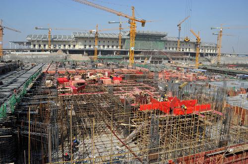正在進(jìn)行站前廣場施工的京滬高鐵濟(jì)南西客站(3月29日攝)。近日,京滬高鐵濟(jì)南西客站工程進(jìn)入工程最后倒計時沖刺階段。目前主樓和站臺雨棚已經(jīng)完成主體施工,正在進(jìn)行內(nèi)部裝修和外立面的玻璃安裝,站前廣場、交通匝道等附屬設(shè)施正在緊張有序地施工中,預(yù)計整個工程將在3個月內(nèi)完工。京滬高鐵濟(jì)南西客站共設(shè)15個站臺,總面積達(dá)10萬平方米,是京滬高鐵5個始發(fā)站之一。新華社記者 徐速繪 攝