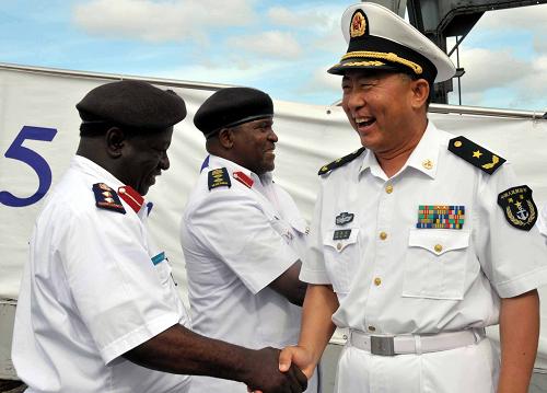 3月30日,中國海軍第七批護航編隊指揮員、東海艦隊副司令員張華臣少將(右)在坦桑尼亞達累斯薩拉姆港碼頭與坦軍官握手辭行。中國海軍第七批護航編隊“舟山”艦和“徐州”艦當日下午駛離達累斯薩拉姆港,結(jié)束了對坦桑尼亞為期5天的正式友好訪問。 新華社記者 郭春菊 攝
