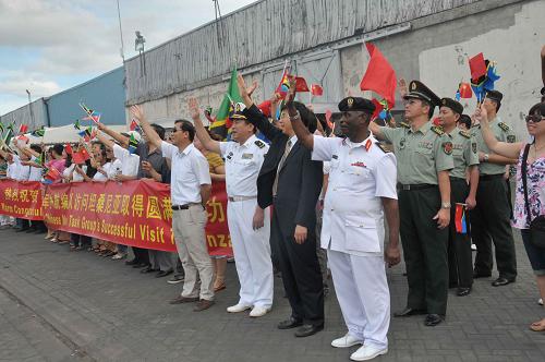 3月30日,坦桑尼亞海軍司令奧馬爾少將(前右一)、中國駐坦桑尼亞大使館臨時代辦付吉軍(前右二)等在坦桑尼亞達累斯薩拉姆港碼頭揮手歡送中國海軍護航編隊。中國海軍第七批護航編隊“舟山”艦和“徐州”艦當日下午駛離達累斯薩拉姆港,結(jié)束了對坦桑尼亞為期5天的正式友好訪問。 新華社記者 郭春菊 攝