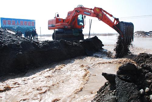3月30日,搶險人員加緊在新疆甘漠公路新湖農(nóng)場與芳草湖交界處開挖泄洪通道,以利于融雪性洪水流向新湖農(nóng)場以北的沙漠地帶。 隨著天氣轉暖,新疆烏魯木齊、阿勒泰、庫爾勒等多地發(fā)生融雪性春洪。針對可能發(fā)生的汛情,各地提早動手,加強對融雪性洪水的預警和防范。新華社發(fā)(呂大剛 攝)
