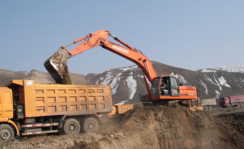 3月30日下午,新疆石河子寧家河下游,當?shù)負岆U人員出動工程車輛緊急裝運土石料搶險。當日下午,新疆石河子寧家河發(fā)生春洪,給沿線居民生產(chǎn)安全帶來威脅。當?shù)負岆U人員趕赴現(xiàn)場緊急搶險,嚴陣以待。隨著天氣轉暖,新疆烏魯木齊、阿勒泰、庫爾勒等多地發(fā)生融雪性春洪。針對可能發(fā)生的汛情,各地提早動手,加強對融雪性洪水的預警和防范。新華社發(fā)(張國勝 攝)