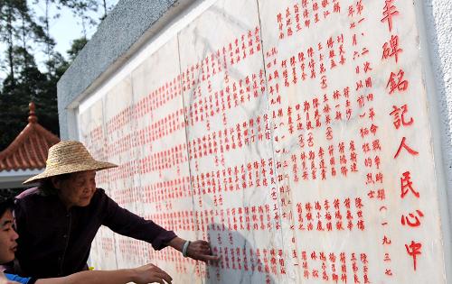 4月2日,陳玉顏老人指著烈士名單上的親人名字,講述親人的英勇事跡。當(dāng)日,臨近清明,眾多群眾、學(xué)生、部隊官兵來到海南省文昌市南陽人民英雄紀念碑前舉行祭掃活動,緬懷革命先烈。新華社記者 侯建森 攝