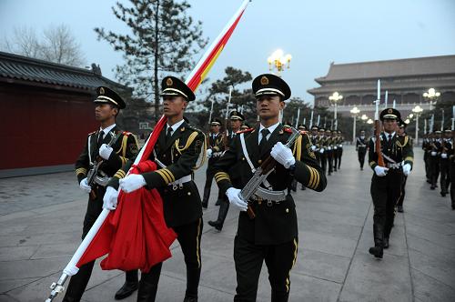 4月8日凌晨5時(shí)40分,國旗護(hù)衛(wèi)隊(duì)擎旗手、護(hù)旗手牛峰、徐偉和李波(前排)準(zhǔn)備升旗。堅(jiān)守在北京天安門的國旗護(hù)衛(wèi)隊(duì)是一支光榮而神圣的部隊(duì),他們肩負(fù)著天安門廣場(chǎng)國旗升旗和降旗任務(wù),每天在太陽升起的時(shí)候,他們將五星紅旗在天安門前升起,太陽落下時(shí),將五星紅旗收回保存,365天從不間斷。1991年,隨著天安門廣場(chǎng)升降國旗儀式的改革,原來的國旗班改編為國旗護(hù)衛(wèi)隊(duì),由36名武警官兵組成,其中擎旗手1名,護(hù)旗手2名,帶隊(duì)警官1名,護(hù)衛(wèi)隊(duì)員32名。20年來,國旗護(hù)衛(wèi)隊(duì)承載著祖國賦予的神圣使命,他們是每天比太陽起得更早的人,是萬眾矚目的焦點(diǎn)。新華社記者 王雷 攝