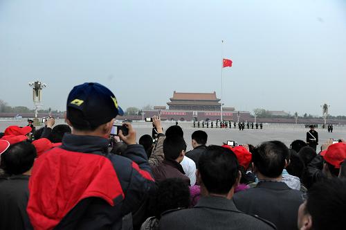 4月8日清晨5時(shí)50分,國旗護(hù)衛(wèi)隊(duì)在天安門前萬眾矚目中升起五星紅旗。堅(jiān)守在北京天安門的國旗護(hù)衛(wèi)隊(duì)是一支光榮而神圣的部隊(duì),他們肩負(fù)著天安門廣場(chǎng)國旗升旗和降旗任務(wù),每天在太陽升起的時(shí)候,他們將五星紅旗在天安門前升起,太陽落下時(shí),將五星紅旗收回保存,365天從不間斷。1991年,隨著天安門廣場(chǎng)升降國旗儀式的改革,原來的國旗班改編為國旗護(hù)衛(wèi)隊(duì),由36名武警官兵組成,其中擎旗手1名,護(hù)旗手2名,帶隊(duì)警官1名,護(hù)衛(wèi)隊(duì)員32名。20年來,國旗護(hù)衛(wèi)隊(duì)承載著祖國賦予的神圣使命,他們是每天比太陽起得更早的人,是萬眾矚目的焦點(diǎn)。新華社記者 王雷 攝