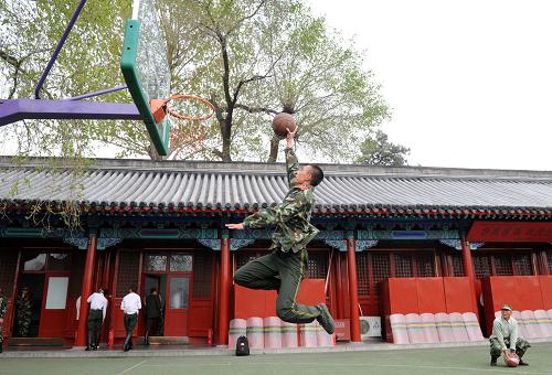 4月9日下午4時(shí),國旗護(hù)衛(wèi)隊(duì)?wèi)?zhàn)士徐偉與戰(zhàn)友打籃球。堅(jiān)守在北京天安門的國旗護(hù)衛(wèi)隊(duì)是一支光榮而神圣的部隊(duì),他們肩負(fù)著天安門廣場(chǎng)國旗升旗和降旗任務(wù),每天在太陽升起的時(shí)候,他們將五星紅旗在天安門前升起,太陽落下時(shí),將五星紅旗收回保存,365天從不間斷。1991年,隨著天安門廣場(chǎng)升降國旗儀式的改革,原來的國旗班改編為國旗護(hù)衛(wèi)隊(duì),由36名武警官兵組成,其中擎旗手1名,護(hù)旗手2名,帶隊(duì)警官1名,護(hù)衛(wèi)隊(duì)員32名。20年來,國旗護(hù)衛(wèi)隊(duì)承載著祖國賦予的神圣使命,他們是每天比太陽起得更早的人,是萬眾矚目的焦點(diǎn)。新華社記者 王雷 攝
