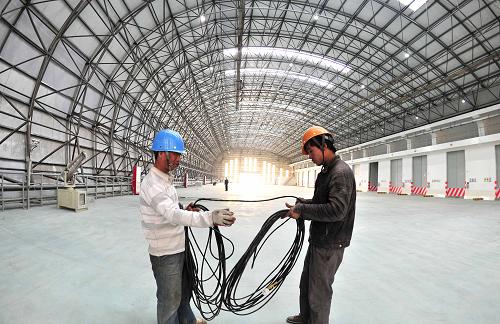 4月12日,兩名建設(shè)者在垃圾儲存池內(nèi)進行后期施工。為保障濱海新區(qū)漢沽垃圾焚燒發(fā)電廠按期并網(wǎng)發(fā)電,國家電網(wǎng)濱海供電分公司的建設(shè)者正在加緊進行并網(wǎng)發(fā)電的組塔、架線施工。據(jù)介紹,濱海新區(qū)漢沽垃圾焚燒發(fā)電廠終期規(guī)劃日處理生活垃圾2000噸,年處理生活垃圾66.7萬噸,年發(fā)電量為1.46億千瓦時。目前,一期工程總投資達8.07億元,日處理生活垃圾1500噸,年發(fā)電量為1.26億千瓦時。發(fā)電廠內(nèi)的完全密封垃圾儲存池,可儲存2萬噸垃圾,采用國際上最先進的復(fù)式排焚燒爐焚燒工藝,煙氣排放達到歐盟2000標(biāo)準(zhǔn)。新華社記者 劉海峰 攝