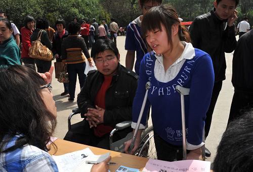 5月11日,在殘疾人專場招聘會上,幾名濟(jì)南市的殘疾人在進(jìn)行求職登記。當(dāng)日,濟(jì)南市殘疾人勞動就業(yè)管理服務(wù)中心在濟(jì)南市舜玉路舉辦殘疾人專場招聘會,共有30余家用人單位參加招聘會。在招聘會上相關(guān)部門還設(shè)立了政策咨詢專區(qū),開展就業(yè)政策咨詢、殘疾人求職登記等服務(wù),現(xiàn)場對部分殘疾人進(jìn)行一對一職業(yè)指導(dǎo),促進(jìn)殘疾人就業(yè)。新華社記者 徐速繪 攝