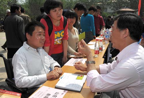 5月11日,幾名濟(jì)南市的殘疾人在專場招聘會上與用人單位交流。當(dāng)日,濟(jì)南市殘疾人勞動就業(yè)管理服務(wù)中心在濟(jì)南市舜玉路舉辦殘疾人專場招聘會,共有30余家用人單位參加招聘會。在招聘會上相關(guān)部門還設(shè)立了政策咨詢專區(qū),開展就業(yè)政策咨詢、殘疾人求職登記等服務(wù),現(xiàn)場對部分殘疾人進(jìn)行一對一職業(yè)指導(dǎo),促進(jìn)殘疾人就業(yè)。新華社記者 徐速繪 攝