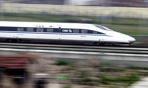 5月11日,一列高速列車正在京滬高鐵上海段快速運(yùn)行。當(dāng)日,京滬高鐵開始進(jìn)入運(yùn)行試驗(yàn)階段,這一階段為期一個(gè)月,將以實(shí)際列車運(yùn)行圖為基礎(chǔ),進(jìn)行列車運(yùn)行試驗(yàn)。京滬高鐵預(yù)計(jì)6月底正式開通運(yùn)營(yíng)。新華社記者 陳飛 攝