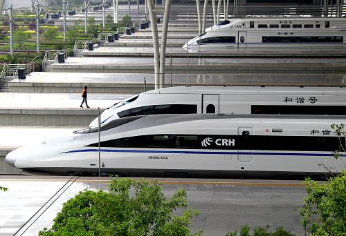 5月11日,幾列高速列車??吭阼F路上海虹橋站的站臺(tái)上。當(dāng)日,京滬高鐵開始進(jìn)入運(yùn)行試驗(yàn)階段,這一階段為期一個(gè)月,將以實(shí)際列車運(yùn)行圖為基礎(chǔ),進(jìn)行列車運(yùn)行試驗(yàn)。京滬高鐵預(yù)計(jì)6月底正式開通運(yùn)營(yíng)。新華社記者 陳飛 攝