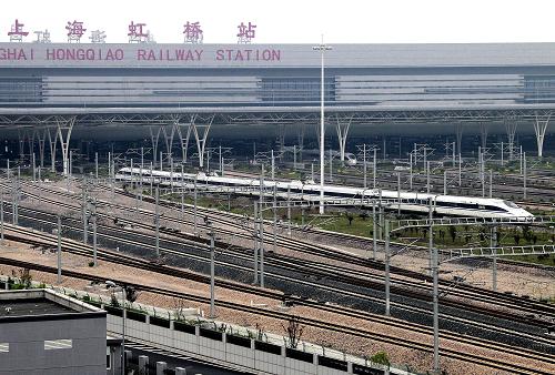 5月11日,一列高速列車正快速駛離鐵路上海虹橋站。當(dāng)日,京滬高鐵開始進(jìn)入運(yùn)行試驗(yàn)階段,這一階段為期一個(gè)月,將以實(shí)際列車運(yùn)行圖為基礎(chǔ),進(jìn)行列車運(yùn)行試驗(yàn)。京滬高鐵預(yù)計(jì)6月底正式開通運(yùn)營(yíng)。新華社記者 陳飛 攝