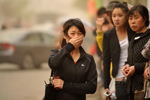 5月12日,市民在浮塵天氣中等公交車。當日,黑龍江省氣象臺發(fā)布浮塵天氣預報,大慶、綏化南部、哈爾濱西部等地區(qū)將發(fā)生揚沙或浮塵天氣,給市民出行和城市交通帶來一定影響。新華社記者 王建威 攝