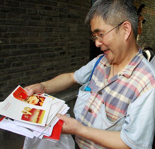 6月22日,一位集郵愛(ài)好者在欣賞購(gòu)得的郵品。當(dāng)日,《中國(guó)共產(chǎn)黨成立九十周年》紀(jì)念郵票在上海中共一大會(huì)址紀(jì)念館首發(fā)。該郵票包括1套共6枚的主題郵票和1枚小型張,6枚郵票分別以《開(kāi)天辟地》《烽火歲月》《執(zhí)政創(chuàng)業(yè)》《改革大潮》《世紀(jì)跨越》《科學(xué)發(fā)展》為主題。新華社記者 裴鑫 攝