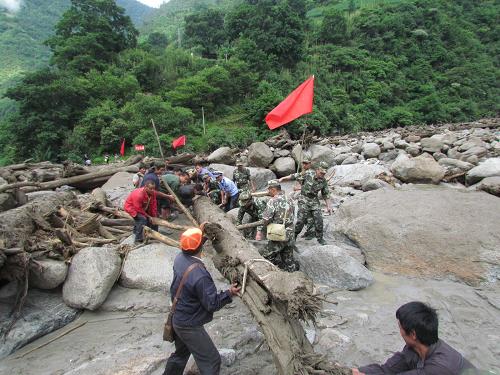 6月24日,由于貢山縣丙中洛鄉(xiāng)公路被沖毀,當?shù)剡叿馈⑾廊藛T和群眾一起用泥石流沖下來的樹干搭建便橋。6月23日下午5時10分至6時30分,云南省貢山獨龍族怒族自治縣境內發(fā)生強降雨,多條河流暴發(fā)不同程度的山洪泥石流。據初步統(tǒng)計,由于避險及時,無人員傷亡,丙中洛鄉(xiāng)安全轉移256戶679人(其中重災戶42戶,147人)。新華社發(fā)(高偉 攝)