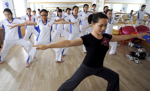7月5日,青少年在專業(yè)形體志愿者的帶領(lǐng)下,進(jìn)行形體訓(xùn)練。 當(dāng)日,天津市首家青少年健康成長服務(wù)中心正式在河西區(qū)揭牌運(yùn)營。該服務(wù)中心設(shè)有青蘋果樂園、親子心部落、陽光訓(xùn)練室、多功能教室、青春健康部和青春知識長廊6個服務(wù)陣地。20余名心理、法律、形體等相關(guān)領(lǐng)域的志愿者,分別為不同年齡段、不同特點(diǎn)、不同需求的青少年提供心靈傾聽、法律維權(quán)、形體訓(xùn)練、自護(hù)教育、互動交流、青春期教育等服務(wù)。新華社發(fā)(王鯤 攝)