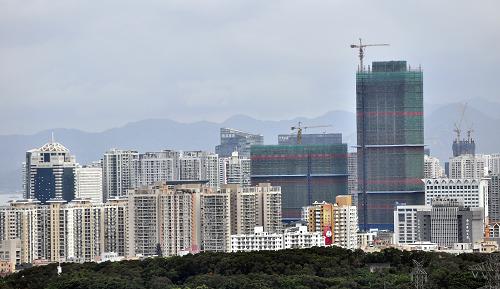 這是7月13日在廣東深圳市南山區(qū)拍攝的一處建筑群。國家統(tǒng)計(jì)局當(dāng)日公布的數(shù)據(jù)顯示,上半年,全國房地產(chǎn)開發(fā)投資26250億元,同比增長32.9%。其中,住宅投資18641億元,增長36.1%。新華社發(fā)(賀友保 攝)