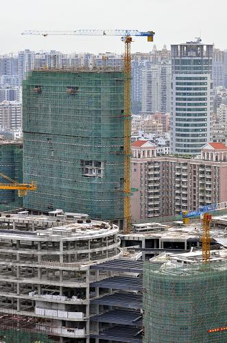 這是7月13日在廣東深圳市寶安區(qū)拍攝的一處在建樓群。國家統(tǒng)計(jì)局當(dāng)日公布的數(shù)據(jù)顯示,上半年,全國房地產(chǎn)開發(fā)投資26250億元,同比增長32.9%。其中,住宅投資18641億元,增長36.1%。新華社發(fā)(賀友保 攝)