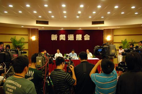 7月15日,新聞通報會現(xiàn)場。當(dāng)日上午,杭州市召開新聞通報會,通報錢江三橋南引橋事故情況。當(dāng)日上午凌晨,杭州錢江三橋引橋主橋面右側(cè)車道橋面突然塌落,一輛重型半掛車從橋面墜落,車上貨物墜落至濱盛路匝道。新華社記者 鞠煥宗 攝