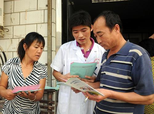 8月23日,在河北省青龍滿族自治縣雙山子村,剛上崗的大學(xué)生村醫(yī)王新宇(中)正在向村民宣講健康知識(shí)。為改善基層衛(wèi)生醫(yī)療人才隊(duì)伍結(jié)構(gòu),提高鄉(xiāng)村醫(yī)生服務(wù)能力和水平,河北省今年啟動(dòng)“大學(xué)生村醫(yī)”計(jì)劃,計(jì)劃選聘2000名臨床醫(yī)學(xué)(含中西醫(yī))、公共衛(wèi)生管理專業(yè)的全日制普通高校??埔陨蠈W(xué)歷的畢業(yè)生,到鄉(xiāng)鎮(zhèn)衛(wèi)生院開展為期2年的服務(wù)。目前選聘的大學(xué)生村醫(yī)已經(jīng)陸續(xù)上崗,開始在健康知識(shí)宣傳、健康檔案管理、醫(yī)療衛(wèi)生咨詢等方面發(fā)揮作用。據(jù)了解,大學(xué)生村醫(yī)的工作補(bǔ)貼比照當(dāng)?shù)剜l(xiāng)鎮(zhèn)從高校畢業(yè)生中錄用公務(wù)員試用期滿后職務(wù)工資和級(jí)別工資總和確定,按月發(fā)放,并按照人均2000元的標(biāo)準(zhǔn)發(fā)放一次性安置費(fèi)。從今年起,河北省連續(xù)5年實(shí)施大學(xué)生村醫(yī)計(jì)劃,到2015年,河北省將基本實(shí)現(xiàn)每個(gè)有需求的鄉(xiāng)村有1名大學(xué)生村醫(yī)。新華社記者 鞏志宏 攝