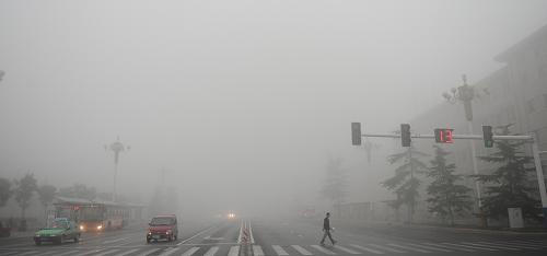 9月14日早晨,在石家莊街頭,車輛在濃霧中行駛。當(dāng)日早晨,河北省氣象臺發(fā)布大霧橙色預(yù)警信號,保定、石家莊、衡水部分縣市出現(xiàn)能見度小于200米的濃霧,預(yù)計未來6小時,唐山、秦皇島、保定、廊坊、石家莊、衡水、滄州、邢臺、邯鄲將出現(xiàn)能見度小于500米的霧,部分縣市可出現(xiàn)能見度小于200米的濃霧。新華社記者 王民 攝