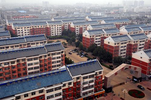在德州市東方家園,太陽能入戶應(yīng)用統(tǒng)一規(guī)劃、同步設(shè)計、同步施工,成為一道城市景觀(9月13日攝)。山東省德州市依托太陽能熱利用良好的產(chǎn)業(yè)基礎(chǔ),積極推動太陽能應(yīng)用與建筑一體化,將住宅小區(qū)建筑工程應(yīng)用太陽能技術(shù)作為建設(shè)審批程序和施工圖審查的必備條件,通過實施“百萬屋頂”計劃和“千村浴室”工程,推動太陽能在能源、交通、建筑、公共設(shè)施等領(lǐng)域廣泛應(yīng)用,讓更多的老百姓感受到陽光的溫暖。目前,德州市區(qū)新建建筑太陽能建筑一體化應(yīng)用達(dá)95%,全市城鎮(zhèn)住宅小區(qū)達(dá)50%。新華社記者 郭緒雷 攝