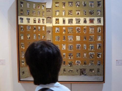 這是一名觀眾在預(yù)展上觀看青年畫家杜海軍的作品《窗系列》(9月13日攝)。青年藝術(shù)家推介展是上海藝博會(huì)的重頭戲之一,每年都有許多新人新作讓人眼前一亮。9月14日,主題為“藝術(shù)就是財(cái)富”的2011上海藝博會(huì),在上海世貿(mào)商城開幕。作為今年中國(guó)上海國(guó)際藝術(shù)節(jié)的特別品牌活動(dòng),保持亞洲規(guī)模最大紀(jì)錄的本屆上海藝術(shù)博覽會(huì),有來自中國(guó)、美國(guó)、德國(guó)、法國(guó)、意大利、哥斯達(dá)黎加、奧地利、加拿大、西班牙、丹麥、日本、韓國(guó)等12個(gè)國(guó)家和地區(qū)的155家畫廊前來參展。全場(chǎng)約有數(shù)千件油畫、國(guó)畫、版畫、雕塑、水彩、攝影、裝置、陶瓷等作品參與交易。新華社記者 任瓏 攝