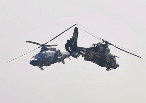 9月15日,中國人民解放軍陸航飛行表演隊的2架直-9編隊進(jìn)行低空交叉對開飛行表演。當(dāng)日,中國(天津)國際直升機(jī)博覽會在天津濱海新區(qū)空港經(jīng)濟(jì)區(qū)開幕,展區(qū)面積9.4萬平方米。展會吸引了超過200家直升機(jī)產(chǎn)業(yè)相關(guān)參展商報名,還有20架直升機(jī)現(xiàn)場展示,14架進(jìn)行飛行表演。此次博覽會是亞洲地區(qū)首個直升機(jī)專業(yè)展會,同時也是目前中國唯一由國務(wù)院批準(zhǔn)的直升機(jī)專業(yè)展會。新華社記者 劉海峰 攝