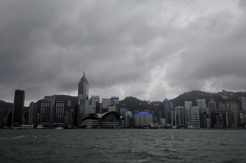 9月29日,臺風(fēng)中的維多利亞港。當日,受臺風(fēng)“納沙”影響,香港天文臺發(fā)出8號東南烈風(fēng)或暴風(fēng)信號。香港多項活動及交通服務(wù)因惡劣天氣而受影響。新華社發(fā)(何靖嘉 攝)