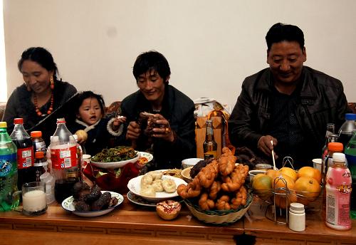 10月17日,藏巴利西(右一)一家人在新房子里吃飯。當(dāng)日,青海玉樹藏族自治州玉樹縣隆寶鎮(zhèn)的藏巴利西搬進了新房子,他和家人將在新房子里度過即將來臨的冬天。當(dāng)記者走進藏巴利西的家中時,暖意襲來。藏巴利西說,自己對新房子非常滿意,從開始蓋房子他就在旁邊一直看著,今天終于搬進來了,很高興。隆寶鎮(zhèn)黨委副書記徐海介紹,隆寶鎮(zhèn)震后新建住房1631戶,目前已全部完工,交鑰匙的大約有1000戶,今年隆寶鎮(zhèn)所有受災(zāi)群眾都將能夠搬進新房。新華社記者 王博 攝