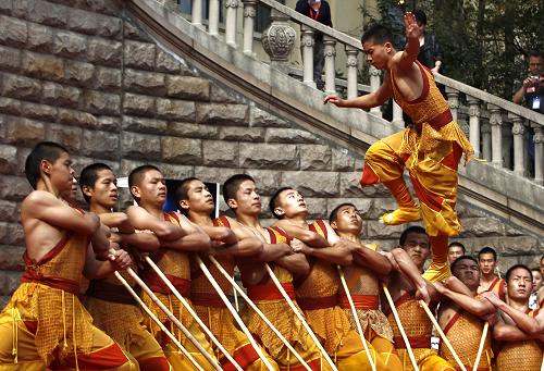 10月18日,河南鄭州舞劇《風(fēng)中少林》的演員為演出交易會(huì)表演“功夫秀”。當(dāng)日,第13屆中國(guó)上海國(guó)際藝術(shù)節(jié)演出交易會(huì)開幕。來(lái)自40個(gè)國(guó)家和地區(qū)以及國(guó)內(nèi)20多個(gè)省市的演出機(jī)構(gòu)、演出經(jīng)紀(jì)人、劇院及演出團(tuán)體、主創(chuàng)人員參加了本屆交易會(huì)。新華社記者 任瓏 攝