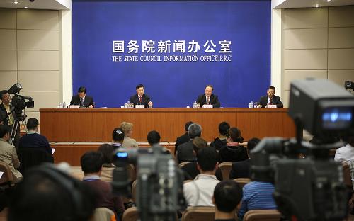 11月18日,國(guó)務(wù)院新聞辦舉行新聞發(fā)布會(huì),中國(guó)載人航天工程辦公室副主任王兆耀、航天科技集團(tuán)公司總工程師孫為鋼、中國(guó)科學(xué)院空間應(yīng)用系統(tǒng)總設(shè)計(jì)師趙光恒介紹天宮一號(hào)/神舟八號(hào)交會(huì)對(duì)接任務(wù)有關(guān)情況,并答記者提問(wèn)。新華社發(fā)(李方宇 攝)
