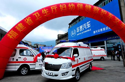 11月28日,福建省婦幼保健救護(hù)車開(kāi)赴基層投入使用。當(dāng)日,由福建省衛(wèi)生廳統(tǒng)一招標(biāo)采購(gòu)的24輛婦幼保健救護(hù)車與24所基層?jì)D幼保健機(jī)構(gòu)完成交接,正式投入使用。據(jù)了解,此次配發(fā)的婦幼保健救護(hù)車由福建省衛(wèi)生廳組織專家設(shè)計(jì),車內(nèi)配置了急救、婦檢兩用床。該救護(hù)車除了用于急危重癥病人的救護(hù)、轉(zhuǎn)運(yùn),也可作為下鄉(xiāng)進(jìn)行婦幼保健的流動(dòng)檢查點(diǎn)。新華社發(fā)(張斌 攝)