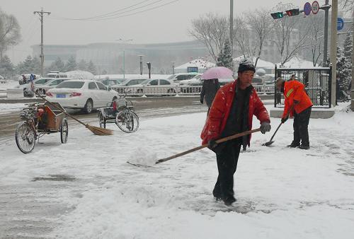 11月29日,朔州環(huán)衛(wèi)工人在清掃積雪。當(dāng)日清晨,山西朔州下起今冬初雪。入冬以來,由于氣候干燥,北方始終沒有迎來降雪。從今天凌晨開始,一場瑞雪飄然而至,此次降雪有效地凈化了空氣,對預(yù)防呼吸道疾病非常有益。新華社發(fā)(馬占俊 攝)