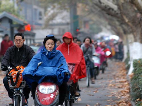 11月29日,市民在南京市北京西路騎行。當(dāng)日,受冷空氣影響,南京出現(xiàn)降雨降溫,并伴有偏北風(fēng)。新華社發(fā)(王躍武 攝)